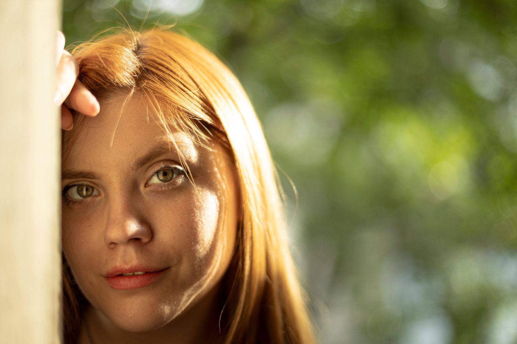Mujer con mirada descansada, evaluación oculoplástica